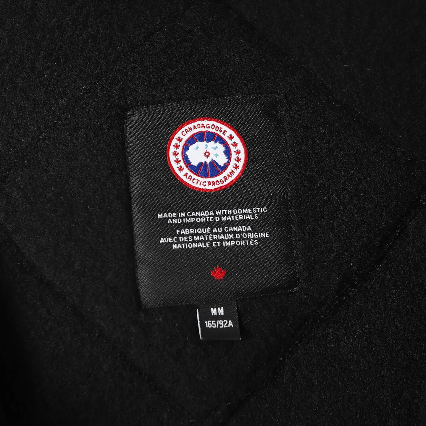 P620 Canada Goose/ Chilliwa series cashmere bomber jacket, exclusive customized wool fabric, containing 60% wool content! Super lightweight, soft and warm! The high-tech breathable space cotton liner makes the entire shape very stiff and soft, comfortable and lightweight at the same time. Breathable, soft, non-stuffy, lightweight, stylish, and non-deformable. The iconic double-stripe reflective strips are designed on the back of the collar and splicing. No detail is missed. The front placket allows you to easily cope with seasonal changes and calmly resist bad weather. High-density badges. All threaded accessories are customized. Loose fit and adjustable drawstring. Not bloated at all. Quite fashionable. It can be said to be a very unique design. This year's must-have style is for men and women. Size: S-L